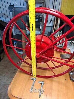 Ancien enrouleur de tuyau d'incendie ROUGE de 20 pouces de diamètre rustique