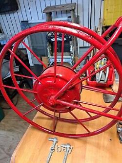 Ancien enrouleur de tuyau d'incendie ROUGE de 20 pouces de diamètre rustique