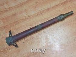 Ancienne buse d'incendie en laiton à poignées doubles enveloppées de laiton Donahue N. Y. de 30 pouces de long & embout