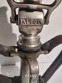 Ancienne buse de tuyau d'incendie en laiton massif American LaFrance 16, brevetée en 1917 avec poignée en cuir