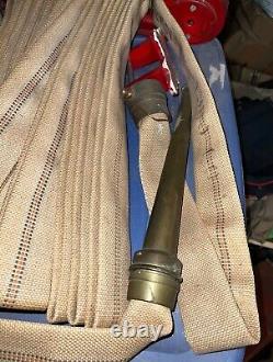 Antique des années 1950 W. D. Allen 50' Tuyau d'incendie avec 12 Buses en laiton dans un taudis de Brooklyn