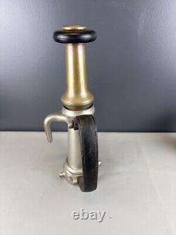 Buse à incendie en laiton vintage American Lafrance 2 1/2 pouces, Hds en cuir