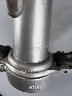 Buse à incendie en laiton vintage American Lafrance 2 1/2 pouces, Hds en cuir