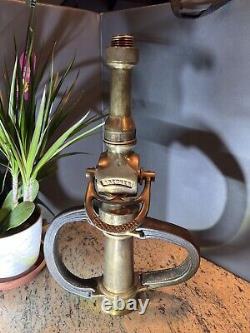 Buse à incendie en laiton vintage Grether avec tuyau de jeu et robinet d'arrêt, poignées en cuir. 20 pouces