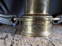 Buse à incendie en laiton vintage Grether avec tuyau de jeu et robinet d'arrêt, poignées en cuir. 20 pouces