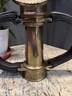 Buse à incendie en laiton vintage Grether avec tuyau de jeu et robinet d'arrêt, poignées en cuir. 20 pouces
