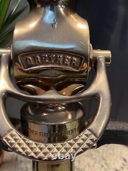 Buse à incendie en laiton vintage Grether avec tuyau de jeu et robinet d'arrêt, poignées en cuir. 20 pouces