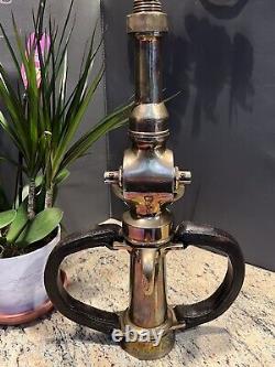 Buse à incendie en laiton vintage Grether avec tuyau de jeu et robinet d'arrêt, poignées en cuir. 20 pouces