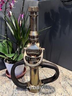 Buse à incendie en laiton vintage Grether avec tuyau de jeu et robinet d'arrêt, poignées en cuir. 20 pouces