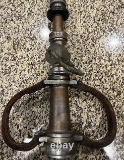 Buse d'incendie en laiton vintage marquée Wooster Brass Company. Poignées en cuir 19
