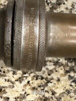 Buse d'incendie en laiton vintage marquée Wooster Brass Company. Poignées en cuir 19