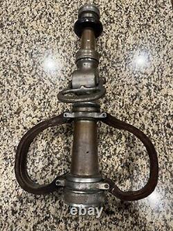 Buse d'incendie en laiton vintage marquée Wooster Brass Company. Poignées en cuir 19