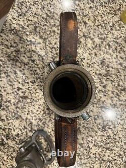 Buse d'incendie en laiton vintage marquée Wooster Brass Company. Poignées en cuir 19