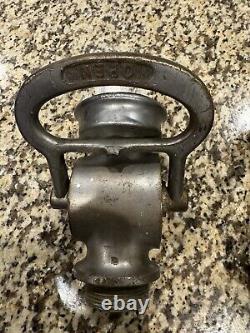 Buse d'incendie en laiton vintage marquée Wooster Brass Company. Poignées en cuir 19