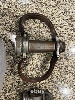 Buse d'incendie en laiton vintage marquée Wooster Brass Company. Poignées en cuir 19