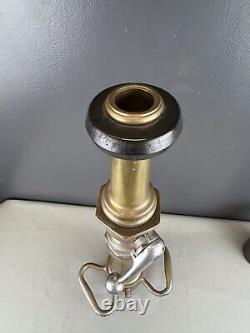 Buse d'incendie vintage Morse à coupure de 2 1/2 po / pointe de 1 1/4 po, 20 po H x 9 po L