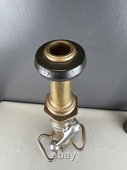 Buse d'incendie vintage Morse à coupure de 2 1/2 po / pointe de 1 1/4 po, 20 po H x 9 po L