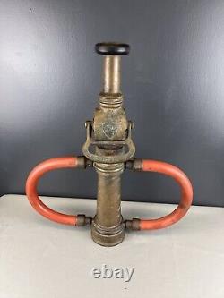 Buse de pompier vintage Elkhart CHIEF 2 1/2 po. 17 l x 19 h et pointe de 1 po.