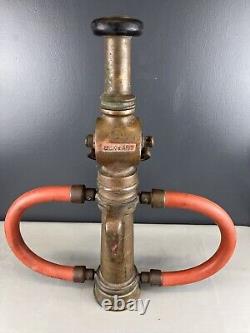 Buse de pompier vintage Elkhart CHIEF 2 1/2 po. 17 l x 19 h et pointe de 1 po.