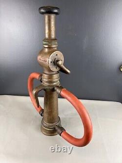 Buse de pompier vintage Elkhart CHIEF 2 1/2 po. 17 l x 19 h et pointe de 1 po.
