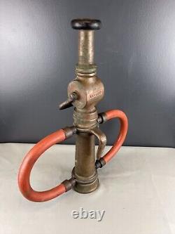 Buse de pompier vintage Elkhart CHIEF 2 1/2 po. 17 l x 19 h et pointe de 1 po.