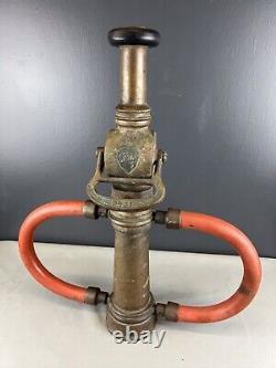 Buse de pompier vintage Elkhart CHIEF 2 1/2 po. 17 l x 19 h et pointe de 1 po.