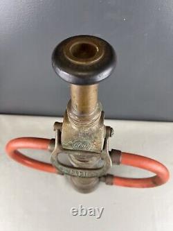 Buse de pompier vintage Elkhart CHIEF 2 1/2 po. 17 l x 19 h et pointe de 1 po.