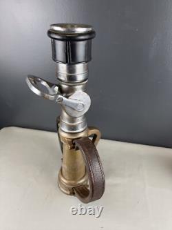 Buse de pompier vintage en laiton Wooster avec poignées en cuir