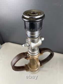 Buse de pompier vintage en laiton Wooster avec poignées en cuir