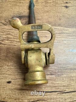 Buse de tuyau d'incendie en laiton Akron Ball vintage