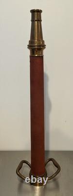 Buse de tuyau d'incendie en laiton enveloppée de tissu rouge vintage Powhatan B & I Works U. S. A
