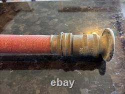 Buse de tuyau d'incendie en laiton enveloppée de tissu rouge vintage Powhatan B & I Works U. S. A.