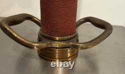 Buse de tuyau d'incendie en laiton enveloppée de tissu rouge vintage Powhatan B & I Works U. S. A