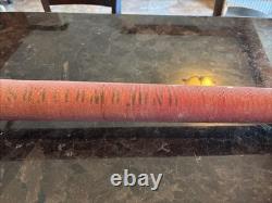 Buse de tuyau d'incendie en laiton enveloppée de tissu rouge vintage Powhatan B & I Works U. S. A.