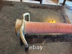 Buse de tuyau d'incendie en laiton enveloppée de tissu rouge vintage Powhatan B & I Works U. S. A.