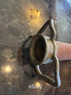 Buse de tuyau d'incendie en laiton enveloppée de tissu rouge vintage Powhatan B & I Works U. S. A.