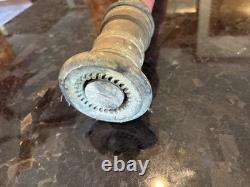 Buse de tuyau d'incendie en laiton enveloppée de tissu rouge vintage Powhatan B & I Works U. S. A.