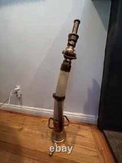 Buse de tuyau de jeu en laiton et caoutchouc vintage Larkin avec poignées en cuir. 34 po de hauteur.