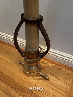 Buse de tuyau de jeu en laiton et caoutchouc vintage Larkin avec poignées en cuir. 34 po de hauteur.