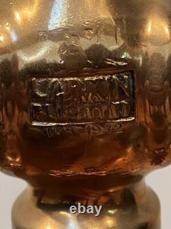 Buse de tuyau de jeu en laiton et caoutchouc vintage Larkin avec poignées en cuir. 34 po de hauteur.