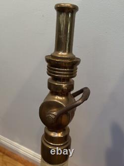 Buse de tuyau de jeu en laiton et caoutchouc vintage Larkin avec poignées en cuir. 34 po de hauteur.