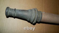 Camion de pompier antique vintage avec tuyau de jeu enroulé de corde + buse en laiton