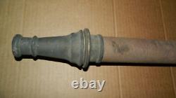 Camion de pompier antique vintage avec tuyau de jeu enroulé de corde + buse en laiton