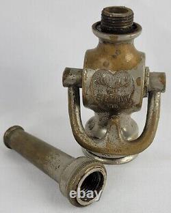 Embout de tuyau d'incendie antique de la compagnie Elkhart Brass MFG orné d'un cœur d'élan c1917