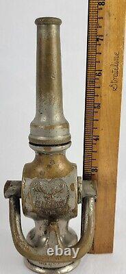 Embout de tuyau d'incendie antique de la compagnie Elkhart Brass MFG orné d'un cœur d'élan c1917