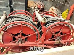 Enrouleurs de tuyaux avec tuyau et buses de lance hors camion de pompiers de 1947 Double bobines