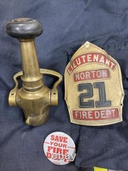 Ensemble de 2 tuyaux et casque de pompier Norton Fire Massachusetts MA Cairns et Bro