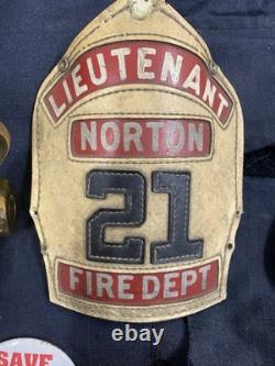 Ensemble de 2 tuyaux et casque de pompier Norton Fire Massachusetts MA Cairns et Bro