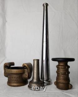 Ensemble de matériel de lutte contre l'incendie avec des canons de tuyau de pompier vintage