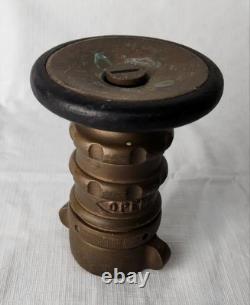 Ensemble de matériel de lutte contre l'incendie avec des canons de tuyau de pompier vintage